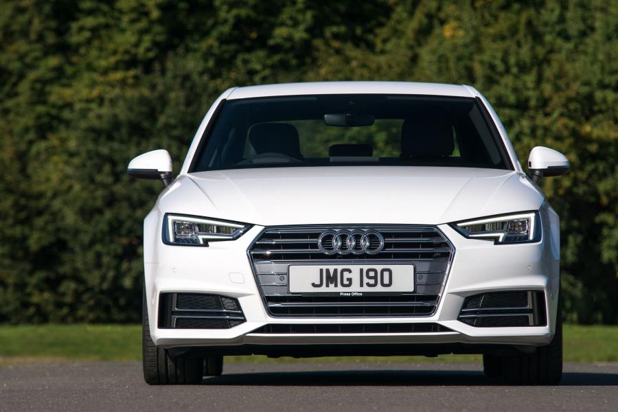  Audi A4 2.0 TDI S-Line (B9) 2015 года  (UK) (фото 11 из 23)